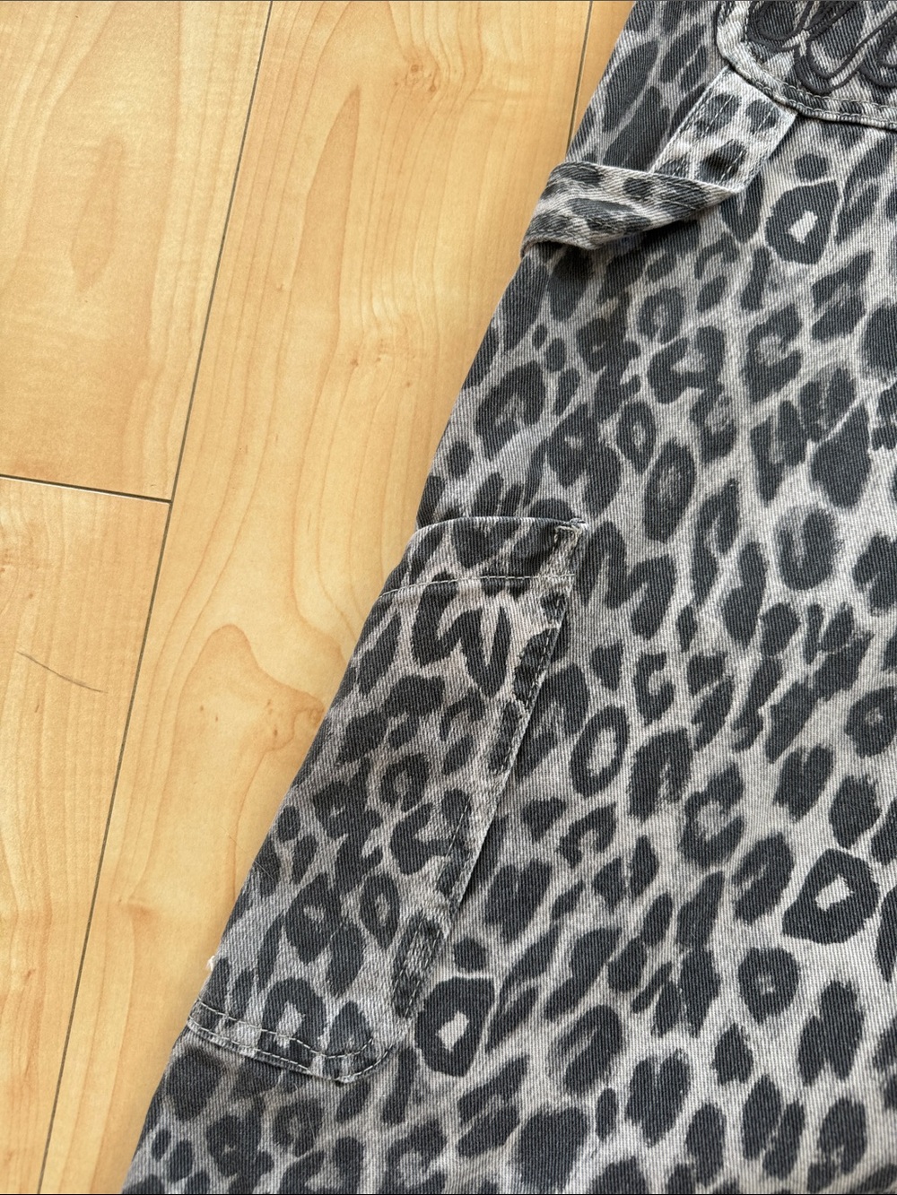 Leopard Print Grey Wide-Leg Women’s Jeans - Picture 10 of 10